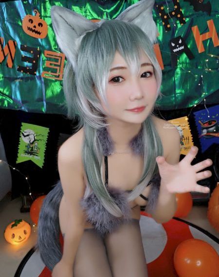 老赵揉搓着娇妻的大乳视频